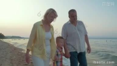 斯坦尼康拍摄的<strong>小男孩</strong>走在祖母和祖父沿着海岸在晚上他们<strong>手牵</strong>着<strong>手</strong>